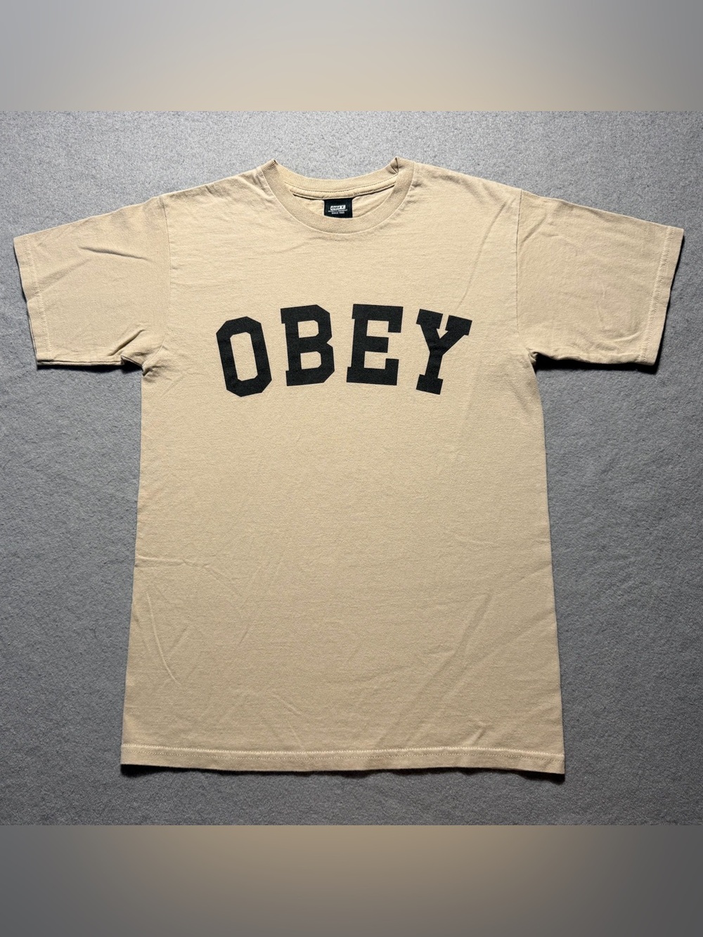 Obey Men’s Small Logo Graphic T-Shirt Beige Streetwear Skate Casual